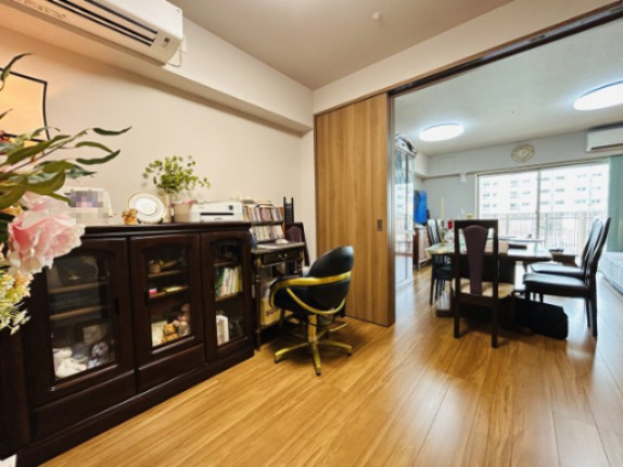 プレミスト浦添港川の居間・リビング