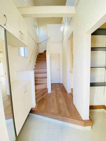 ブルーミングガーデン／北区鶴羽田１丁目／１号棟の玄関