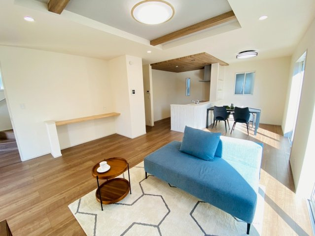 ブルーミングガーデン／北区鶴羽田１丁目／１号棟の居間・リビング