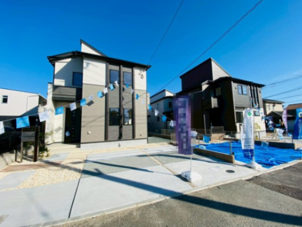 ブルーミングガーデン／北区鶴羽田１丁目／１号棟の前面道路含む現地写真