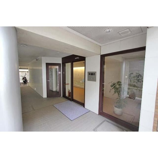 プランドル明大前のエントランス