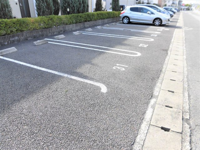 プラッサムコート羽衣Ｄ棟の駐車場