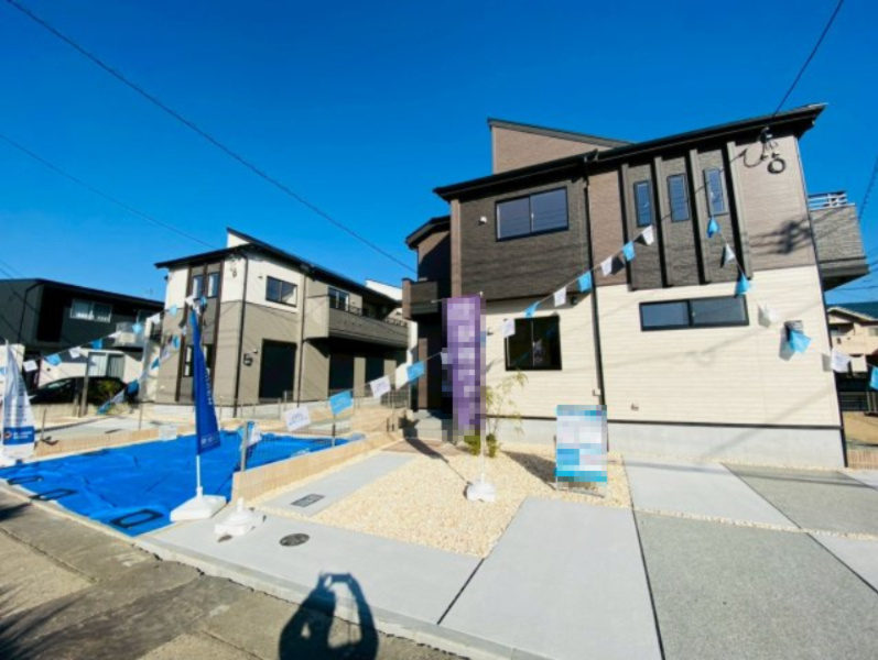 ブルーミングガーデン／北区鶴羽田１丁目／３号棟の前面道路含む現地写真
