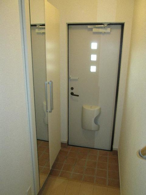 ウエスト　ノアαの玄関