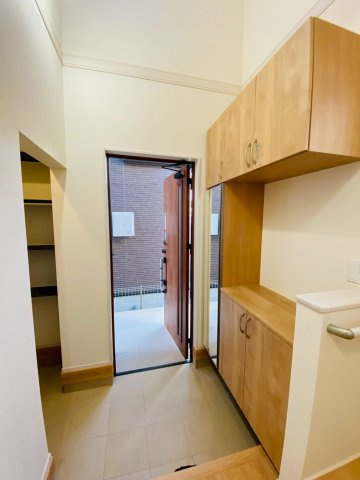 ブルーミングガーデン／北区鶴羽田１丁目／４号棟の玄関