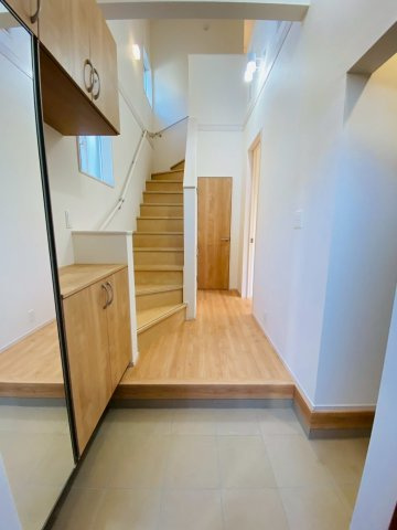ブルーミングガーデン／北区鶴羽田１丁目／４号棟の玄関