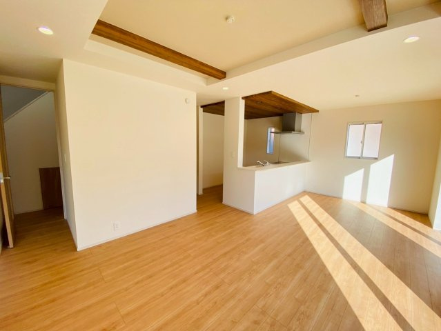 ブルーミングガーデン／北区鶴羽田１丁目／４号棟の居間・リビング