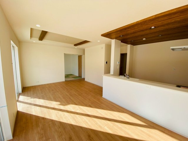 ブルーミングガーデン／北区鶴羽田１丁目／４号棟の居間・リビング