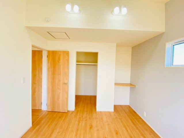 ブルーミングガーデン／北区鶴羽田１丁目／４号棟の洋室