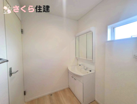 グレイドルガーデン大田原市薄葉第3　の脱衣所|三面鏡化粧台は鏡の裏までたっぷり収納ができます◎