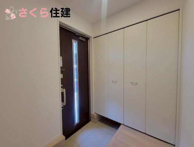 グレイドルガーデン大田原市薄葉第3　の玄関|ゆとりのある玄関ホールでお子様と並んで靴の脱ぎ履きができます◎