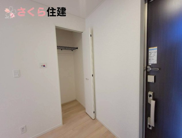 グレイドルガーデン大田原市薄葉第3　の玄関|玄関入ってすぐにも収納を完備◎