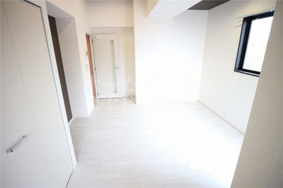 【居間・リビング】 | HR・FRONT・REGALドームウエスト | こちらの居間で趣味の時間をお楽しみください