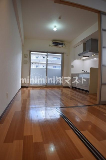 コンソラーレ桜川Ⅴの居間・リビング|広々としたリビングです。