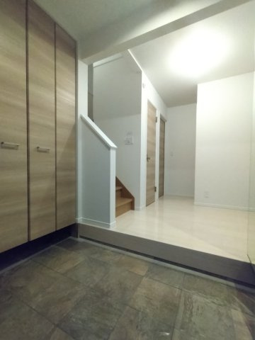 摂津市鳥飼野々三丁目戸建の玄関