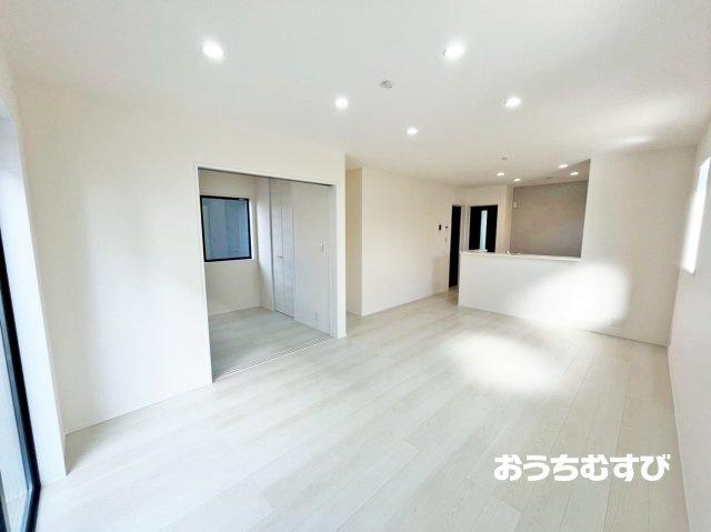 尾張旭市新居町(全3棟)の居間・リビング