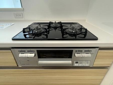 アルファステイツ門田屋敷のキッチン|三口コンロで料理の効率も上がります。