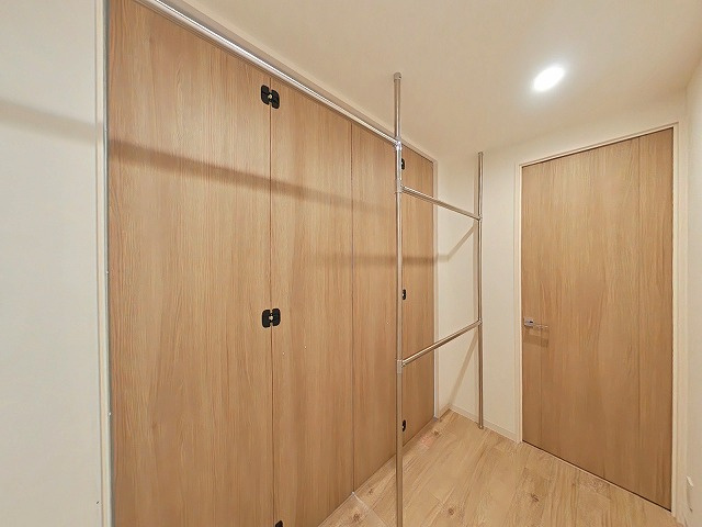 アルファステイツ門田屋敷の洋室|廊下と繋がっている収納力豊富なウォークスルークローゼットです。