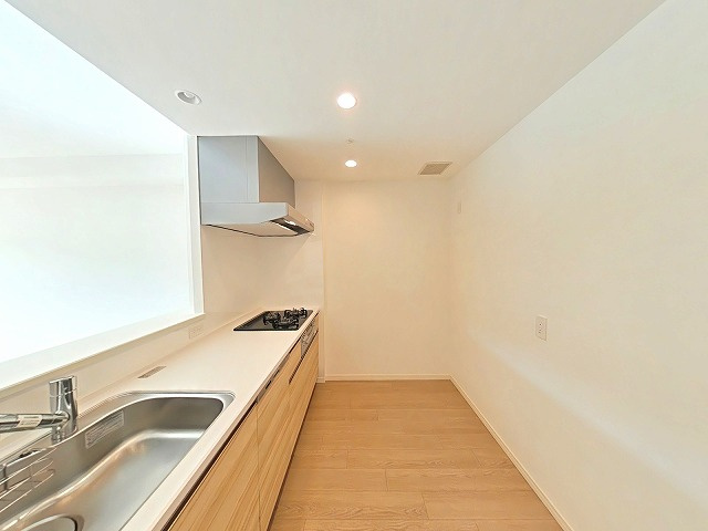 アルファステイツ門田屋敷のキッチン|対面式キッチンのため、リビングの様子を見ながら作業ができます♪