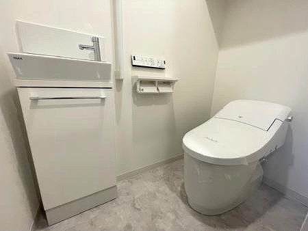 アルファステイツ門田屋敷のトイレ|手洗い付きの清潔感のある、シンプルなトイレです。