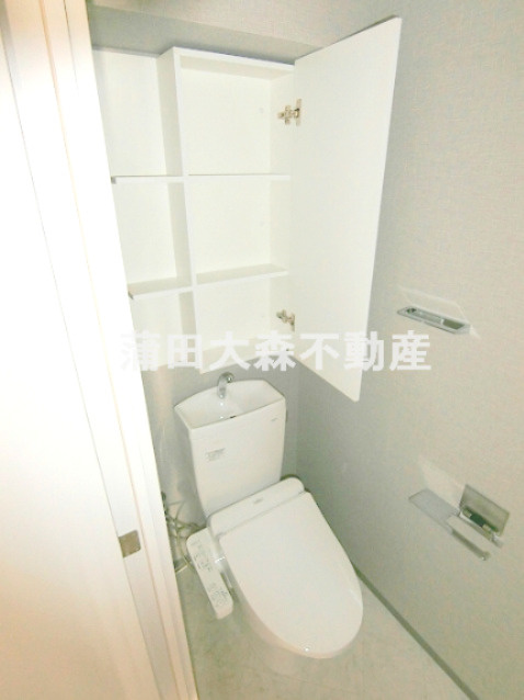 ブランシエスタ糀谷のトイレ|棚収納に温水暖房便座付きのトイレ