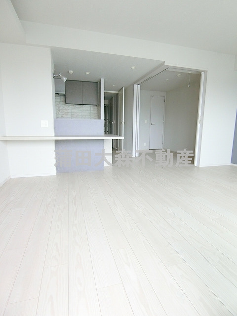 ブランシエスタ糀谷の居間・リビング|床暖房付のLDK13.7帖　リビングダイニングキッチン