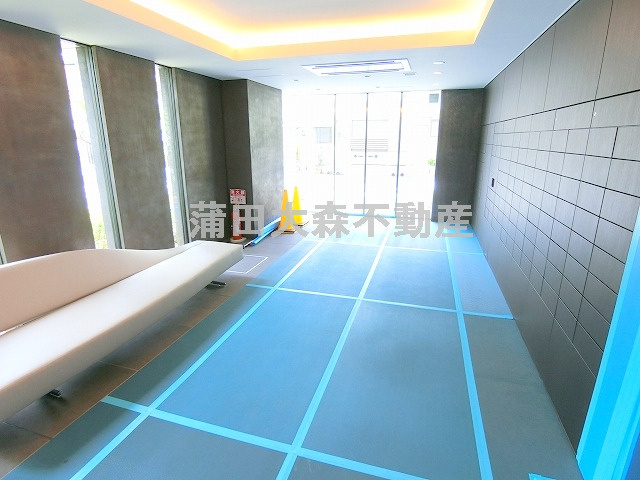 ブランシエスタ糀谷のエントランス|防犯カメラ+TVモニター付オートロック宅配BOXメールBOX管理人室　エントランス