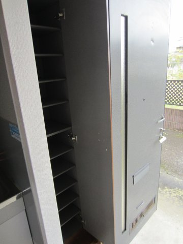 ひたちなか市高場４丁目のアパートのその他|玄関収納の写真です。