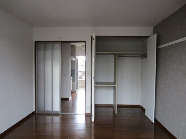 ひたちなか市高場４丁目のアパートの居間・リビング|収納の写真です。