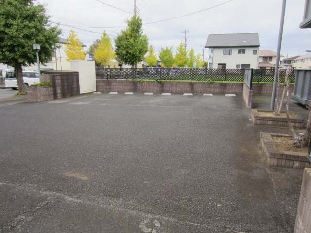 ひたちなか市高場４丁目のアパートの駐車場|駐車場の写真です。