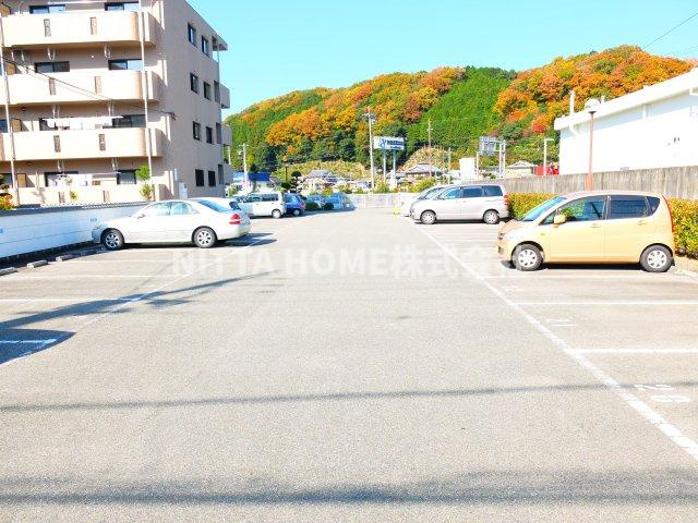 ファーストレジデンスの駐車場|敷地内に駐車場も完備★