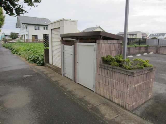 ひたちなか市高場４丁目のアパートのエントランス|ゴミ集積所の写真です。