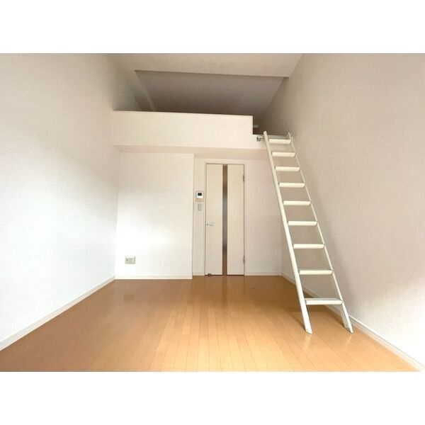 ストロベリーキャンドル　名古屋市賃貸　仲介手数料無料の居間・リビング