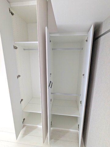 LEFOND PROGRES上野御徒町の設備|洋室のネクタイフック付でハンガーパイプ3本付のクローゼット