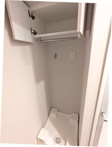 LEFOND PROGRES上野御徒町の設備|トイレと独立した洗面室に洗濯機置場も配置、上段収納の下にハンガー収納パイプ付、排水口のお手入れしやすい様に中央手前に配置し、足高の防水パンです