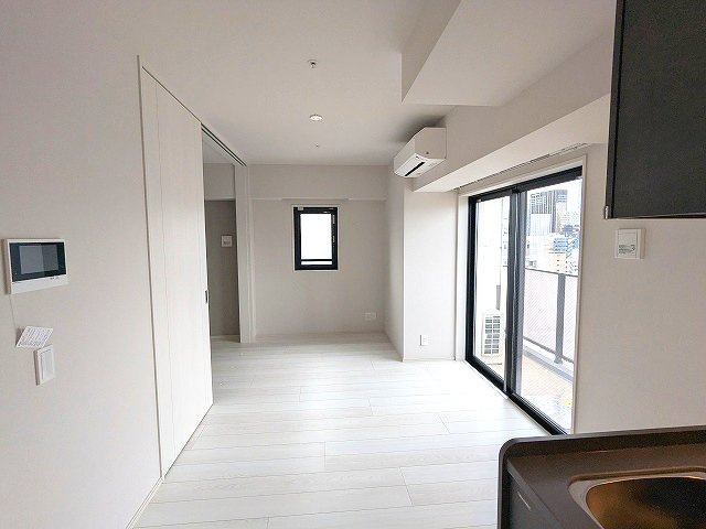 LEFOND PROGRES上野御徒町の居間・リビング|ルームカラー奇数階オーガニックナチュラル、偶数階ノーブルホワイト、インターネット無料、角部屋