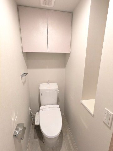 LEFOND PROGRES上野御徒町のトイレ|洗面室と独立した温水洗浄便座、ペーパーホルダーにスマポストレージ付きです