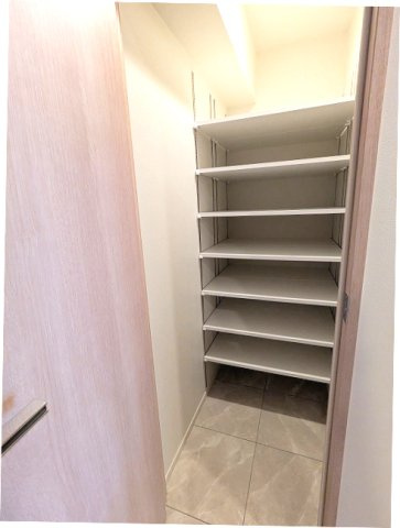 LEFOND PROGRES上野御徒町の玄関|キャリーケース等収納可能なシューズインクローゼットです