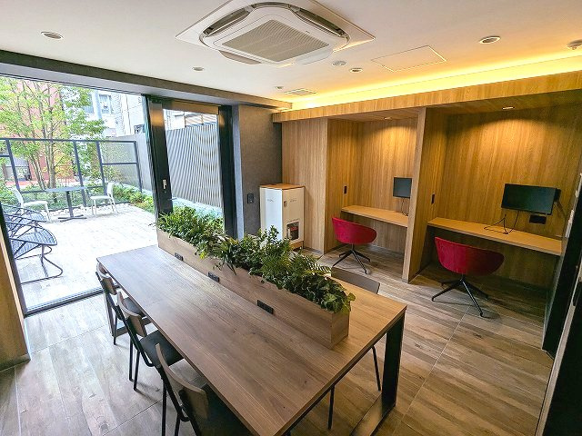 LEFOND PROGRES上野御徒町のロビー|1Fビジネスラウンジには個別2ブース有、奥にもテラス付です