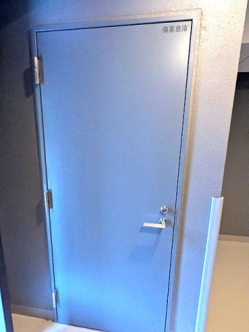 LEFOND PROGRES上野御徒町の設備|1F共用部に災害備蓄倉庫あります、1Fラウンジには災害用備蓄スタンドBISTAもあります