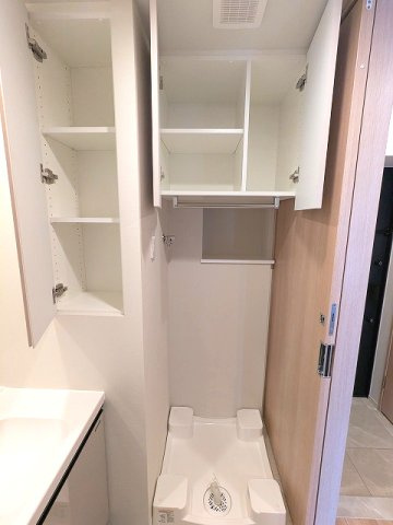 LEFOND PROGRES上野御徒町の設備|トイレと独立した洗面室に洗濯機置場も配置、上段収納の下にハンガー収納パイプ付、排水口のお手入れしやすい様に中央手前に配置し、足高の防水パンです