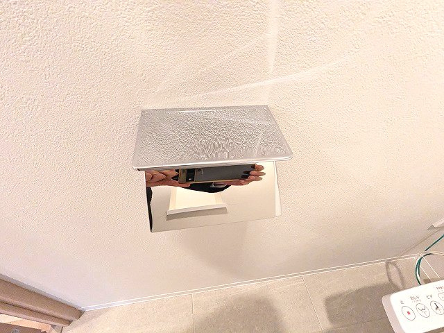 LEFOND PROGRES上野御徒町の設備|洗面室と独立したトイレのペーパーホルダーにスマポストレージ付きです