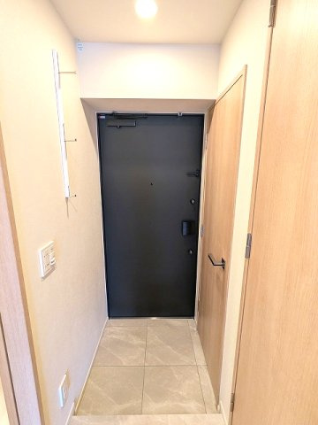 LEFOND PROGRES上野御徒町の設備|玄関はディンプルキーのダブルロックセキュリティ、人感センサー付玄関ライト、コートフック付