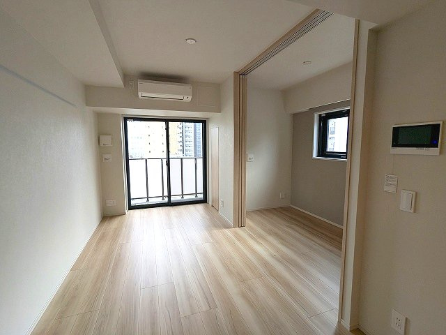 LEFOND PROGRES上野御徒町の居間・リビング|ルームカラー奇数階オーガニックナチュラル、偶数階ノーブルホワイト、インターネット無料、カウンターキッチン、角部屋