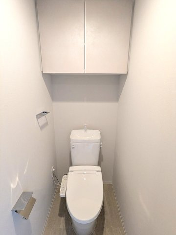 LEFOND PROGRES上野御徒町のトイレ|洗面室と独立した温水洗浄便座、ペーパーホルダーにスマポストレージ付きです