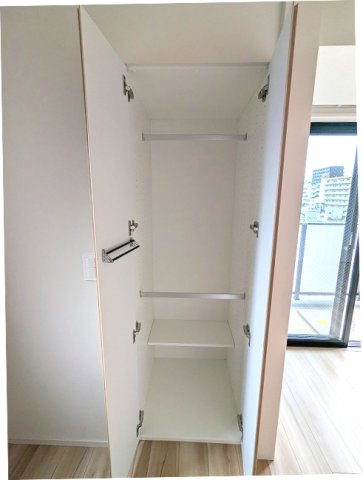 LEFOND PROGRES上野御徒町の設備|洋室のネクタイフック付でハンガーパイプ2本付のクローゼット