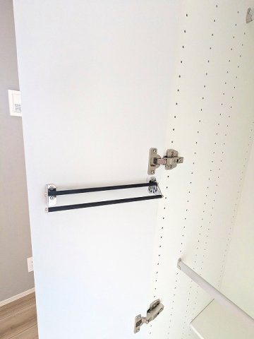 LEFOND PROGRES上野御徒町の設備|洋室のネクタイフック付のクローゼット