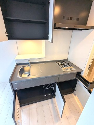 LEFOND PROGRES上野御徒町の設備|ガス2口キッチン、料理しやすいシンクカバー付です、キッチン奥にレンジ置場あります