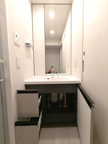 LEFOND PROGRES上野御徒町の設備|トイレと独立した洗面室、ハンドシャワー付独立洗面台、タオルフックにスマホストレージ付です、洗面室の洗濯機置場上段収納の下にハンガー収納パイプ付、排水口のお手入れしやすく中央手前に配置し、足高の防水パン