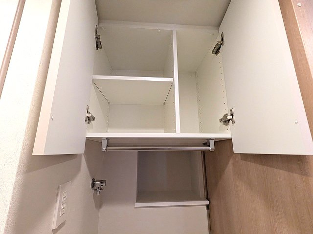 LEFOND PROGRES上野御徒町の設備|トイレと独立した洗面室に洗濯機置場配置、洗濯機置場上段収納の下にハンガー収納パイプ付